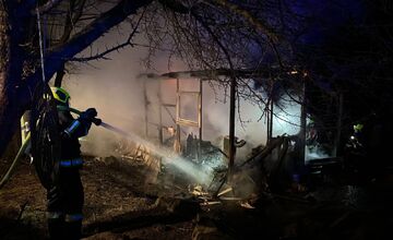 FOTO: Požiar jednoduchej stavby v obci Chvojnica. Pomáhali hasiči z Nitrianskeho Pravna