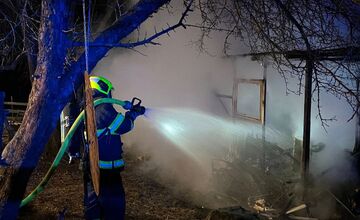FOTO: Požiar jednoduchej stavby v obci Chvojnica. Pomáhali hasiči z Nitrianskeho Pravna