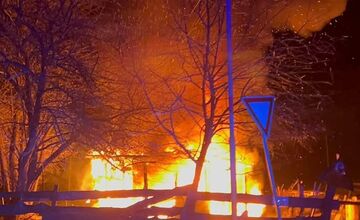 FOTO: Požiar jednoduchej stavby v obci Chvojnica. Pomáhali hasiči z Nitrianskeho Pravna