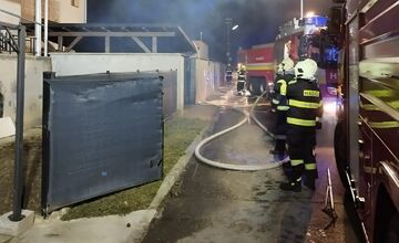 FOTO: Požiar rodinného domu v Trenčianskej teplej. Zranila sa jedna osoba
