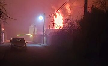 FOTO: Požiar rodinného domu v Trenčianskej teplej. Zranila sa jedna osoba