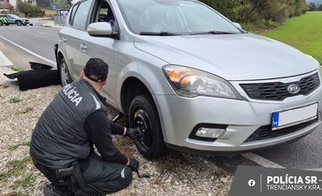 FOTO: Vodičke pomohla policajná hliadka z Trenčianskych Teplíc vymeniť koleso