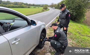 FOTO: Vodičke pomohla policajná hliadka z Trenčianskych Teplíc vymeniť koleso