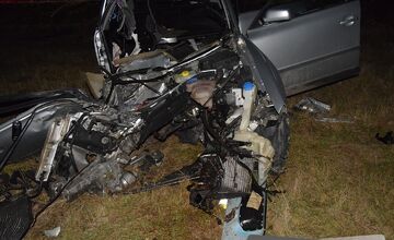 FOTO: Muž z myjavského okresu nabúral tak silno, že roztrieštil auto o strom