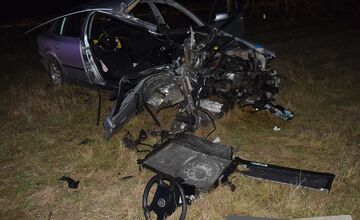 FOTO: Muž z myjavského okresu nabúral tak silno, že roztrieštil auto o strom