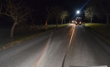FOTO: Muž z myjavského okresu nabúral tak silno, že roztrieštil auto o strom