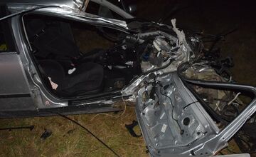 FOTO: Muž z myjavského okresu nabúral tak silno, že roztrieštil auto o strom