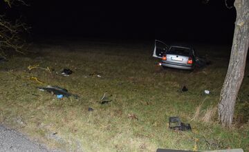 FOTO: Muž z myjavského okresu nabúral tak silno, že roztrieštil auto o strom