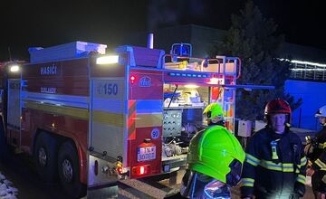 FOTO: V Trenčíne zhorela do tla chatka, v ktorej sa nachádzal majiteľ 