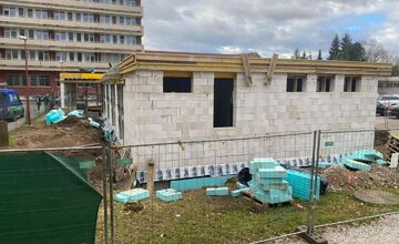 FOTO: Budova nového centra vo Fakultnej nemocnici v Trenčíne naberá reálne kontúry