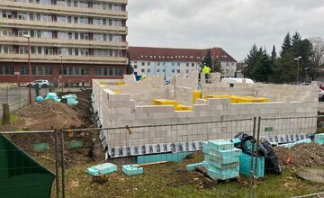 FOTO: Budova nového centra vo Fakultnej nemocnici v Trenčíne naberá reálne kontúry