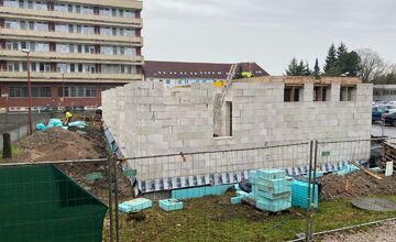 FOTO: Budova nového centra vo Fakultnej nemocnici v Trenčíne naberá reálne kontúry