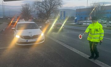 FOTO: Policajti kontrolovali vodičov z Nového Mesta nad Váhom, odhalili 76 priestupkov