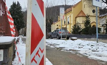 FOTO: Trenčianske Teplice na ceste k rýchlejšiemu internetu. Rozkopávky v meste pokračujú