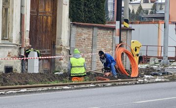 FOTO: Trenčianske Teplice na ceste k rýchlejšiemu internetu. Rozkopávky v meste pokračujú