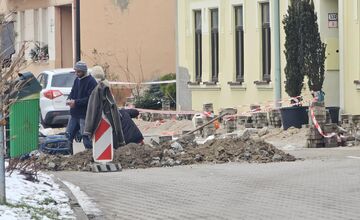 FOTO: Trenčianske Teplice na ceste k rýchlejšiemu internetu. Rozkopávky v meste pokračujú