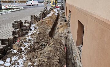 FOTO: Trenčianske Teplice na ceste k rýchlejšiemu internetu. Rozkopávky v meste pokračujú