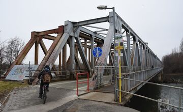 FOTO: Premena starého železničného mosta v Trenčíne
