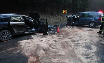 FOTO: Vodiči z dopravnej nehody pred Prievidzou skončili v nemocnici 