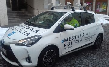 FOTO: Trenčania sa stážujú na komplikované parkovanie na Súvoze 