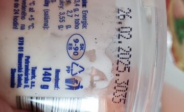 FOTO: Tesco sťahuje z predaja populárny šalát. Zákazník v ňom našiel úlomky skla