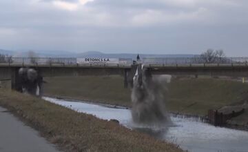 FOTO: Pyrotechnici zlikvidovali druhý most ponad Váha pri Trenčíne