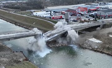 FOTO: Pyrotechnici zlikvidovali druhý most ponad Váha pri Trenčíne