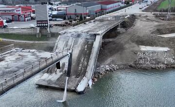 FOTO: Pyrotechnici zlikvidovali druhý most ponad Váha pri Trenčíne