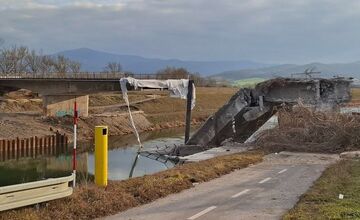 FOTO: Pyrotechnici zlikvidovali druhý most ponad Váha pri Trenčíne
