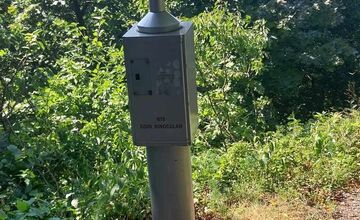 FOTO: Poškodené zastávky, zničené ihriská. Vandalizmus v Trenčianskych Tepliciach pokračuje, mesto žiada o pomoc