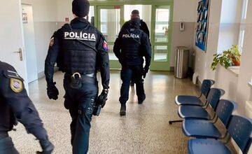 FOTO: Študenti Trenčianskej univerzity boli evakuovaný