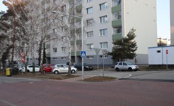 FOTO: Dubničanom pribúdajú v meste postupne nové ekologickejšie lampy