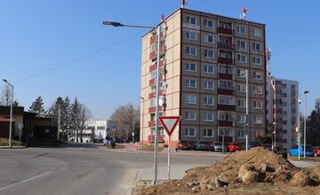 FOTO: Dubničanom pribúdajú v meste postupne nové ekologickejšie lampy