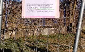 FOTO: Obyvateľom Trenčína uzatvorili priechod do lesoparku Brezina
