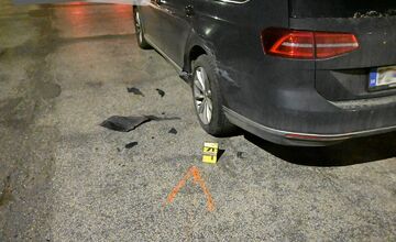 FOTO: Vodič v Prievidzi nabúral do zaparkovaného auta  