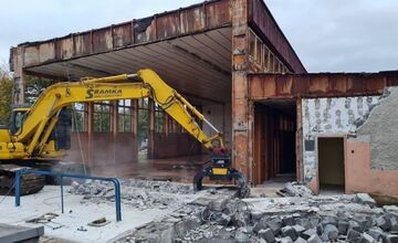 FOTO: Búranie starej telocvične vo Veľkých Bieliciach 