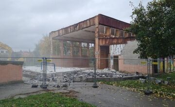 FOTO: Búranie starej telocvične vo Veľkých Bieliciach 