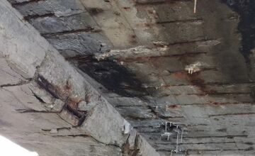 FOTO: Na starý most v Trenčíne majú zákaz vjazdu nákladiaky, napriek tomu ho radi porušujú