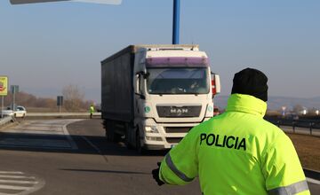 FOTO: Policajné kontroly na D1 pri Hrádku odhalili desiatky priestupkov, vrátane neplatných diaľničných známok