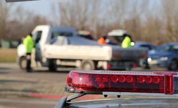 FOTO: Policajné kontroly na D1 pri Hrádku odhalili desiatky priestupkov, vrátane neplatných diaľničných známok