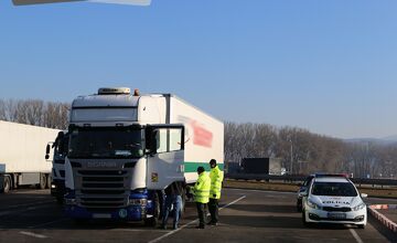 FOTO: Policajné kontroly na D1 pri Hrádku odhalili desiatky priestupkov, vrátane neplatných diaľničných známok