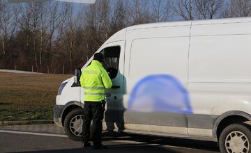 FOTO: Policajné kontroly na D1 pri Hrádku odhalili desiatky priestupkov, vrátane neplatných diaľničných známok