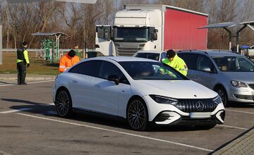 FOTO: Policajné kontroly na D1 pri Hrádku odhalili desiatky priestupkov, vrátane neplatných diaľničných známok