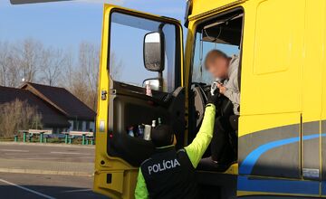 FOTO: Policajné kontroly na D1 pri Hrádku odhalili desiatky priestupkov, vrátane neplatných diaľničných známok
