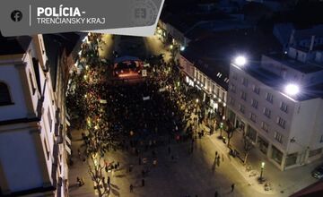 FOTO: Ulice v Trenčianskom kraji zaplnil protestujúci dav, pripomenul si pamiatku Jána a Martiny