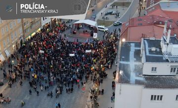 FOTO: Ulice v Trenčianskom kraji zaplnil protestujúci dav, pripomenul si pamiatku Jána a Martiny