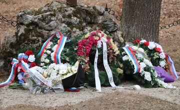 FOTO: Dubnica nad Váhom si pripomenula 80 rokov od tragédie, kedy brutálne zavraždili 26 Rómov