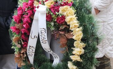 FOTO: Dubnica nad Váhom si pripomenula 80 rokov od tragédie, kedy brutálne zavraždili 26 Rómov