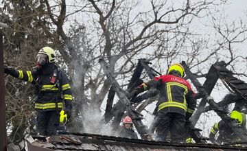 FOTO: Rodine v obci Poluvsie zhorela garáž priamo vo dvore, od chytili sa aj vedľajšie strechy