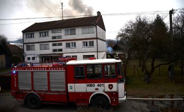 FOTO: Rodine v obci Poluvsie zhorela garáž priamo vo dvore, od chytili sa aj vedľajšie strechy